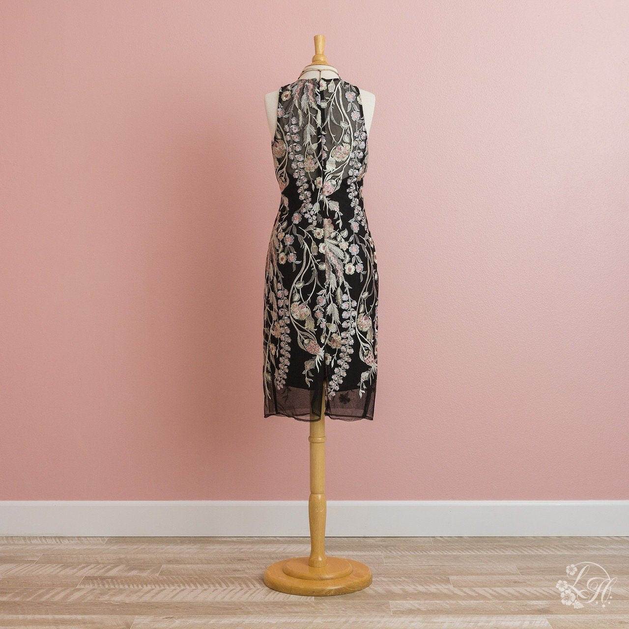 ブラック刺繍ワンピース