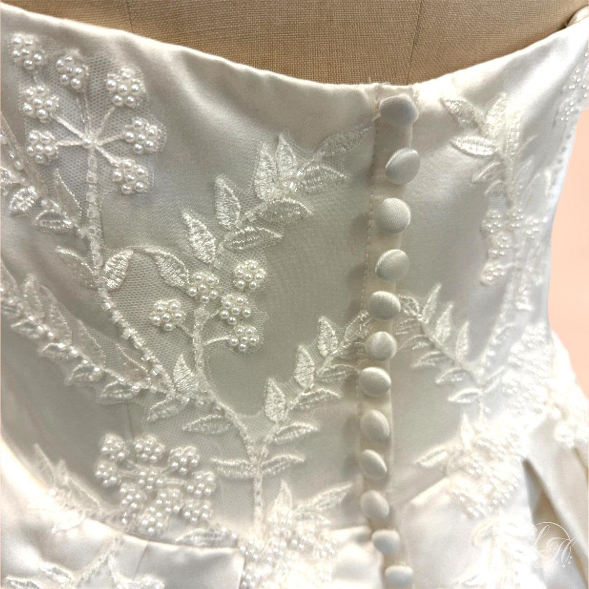 ベアトップサテンドレス