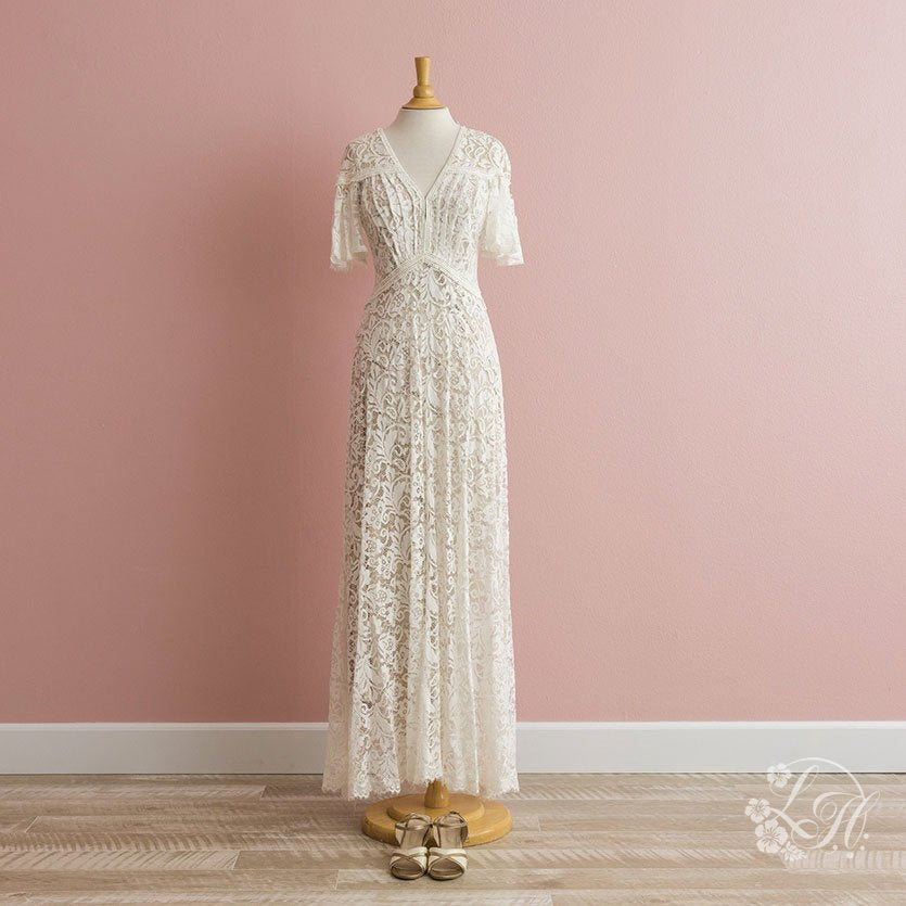 安心袖付きの総レースドレス